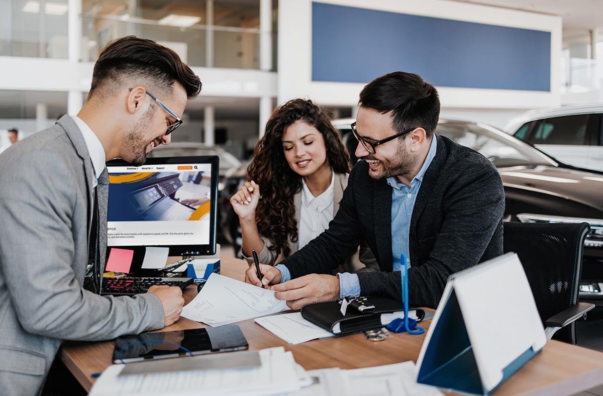 signing-contract-at-car-dealershp