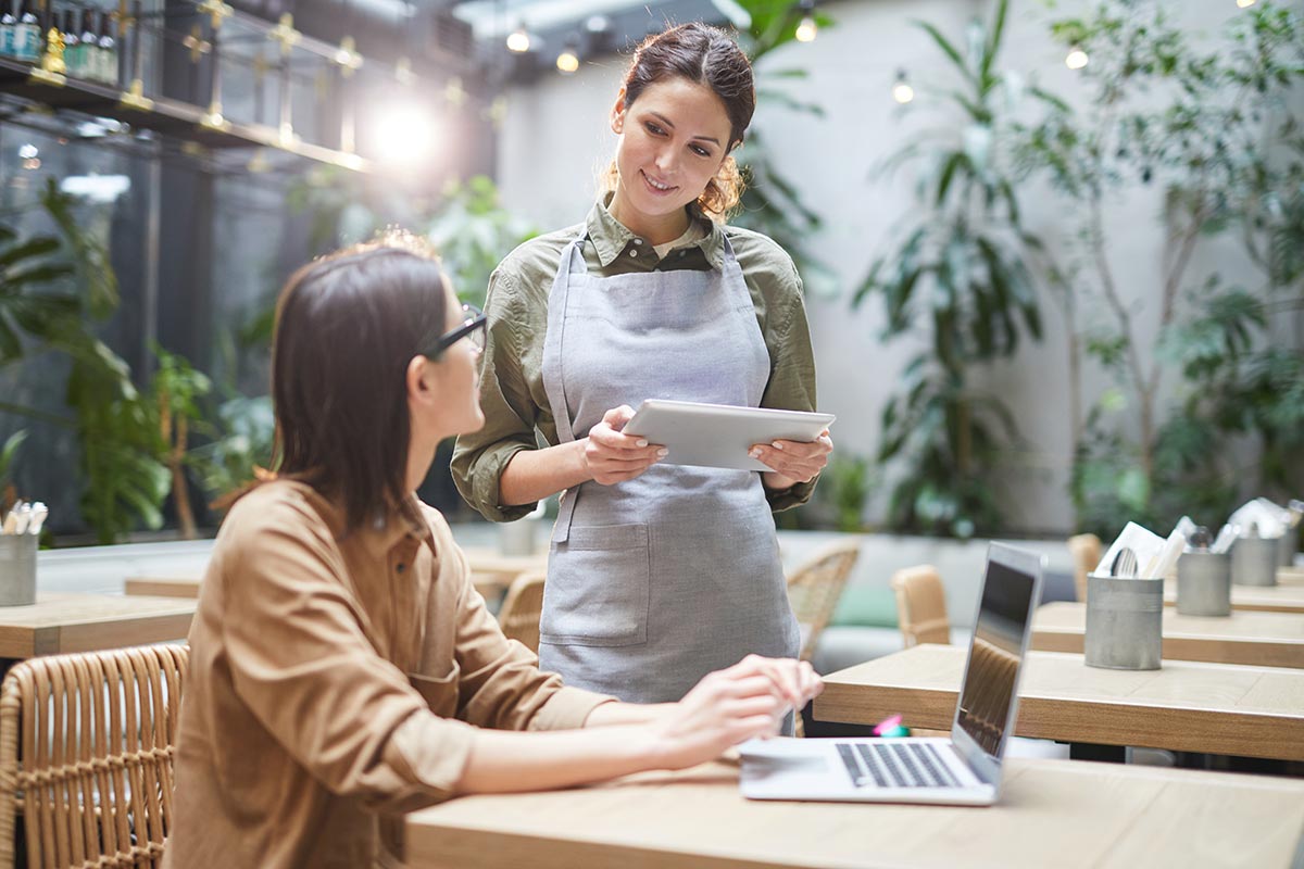 two-women-using-cafe-wifi