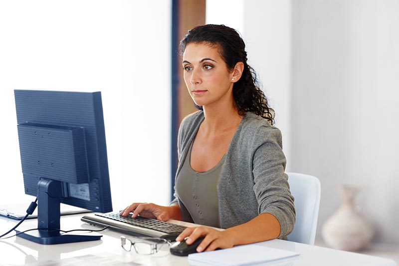 woman-on-computer
